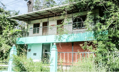 വിശ്രമകേന്ദ്രം കാടുകയറി നശിക്കുന്നു