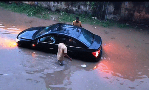 കനത്തമഴയിൽ മുങ്ങി നഗരപ്രദേശങ്ങൾ