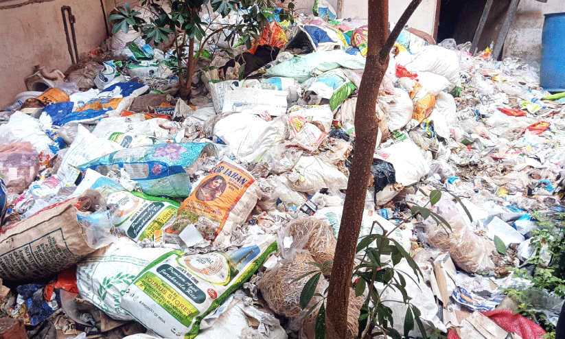 ഷോപ്പിങ് കോംപ്ലക്സിൽ മാലിന്യക്കൂമ്പാരം; കാൽ ലക്ഷം പിഴ