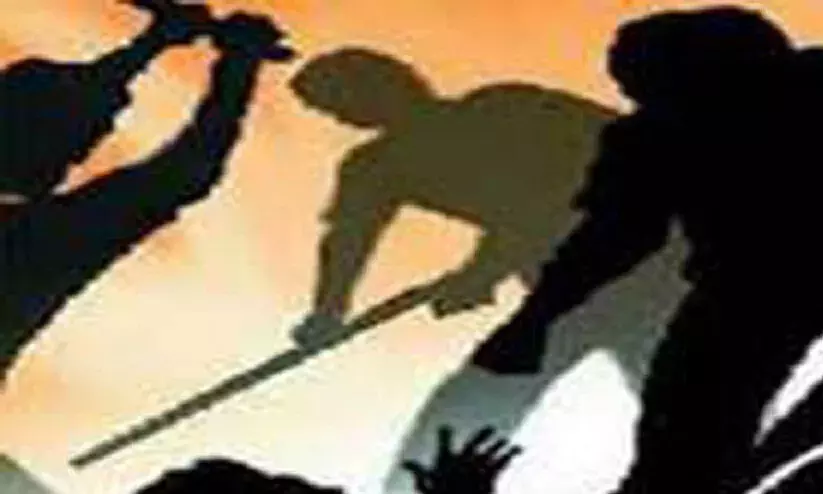 ഹോക്കി സ്റ്റിക്ക് ഉപയോഗിച്ച് യുവാക്കളെ മർദിച്ച കേസ്; പൊലീസ് അന്വേഷണം ദുർബലമെന്ന് ആരോപണം ഹോക്കി സ്റ്റിക്ക് ഉപയോഗിച്ച് യുവാക്കളെ മർദിച്ച കേസ്; പൊലീസ് അന്വേഷണം ദുർബലമെന്ന് ആരോപണം