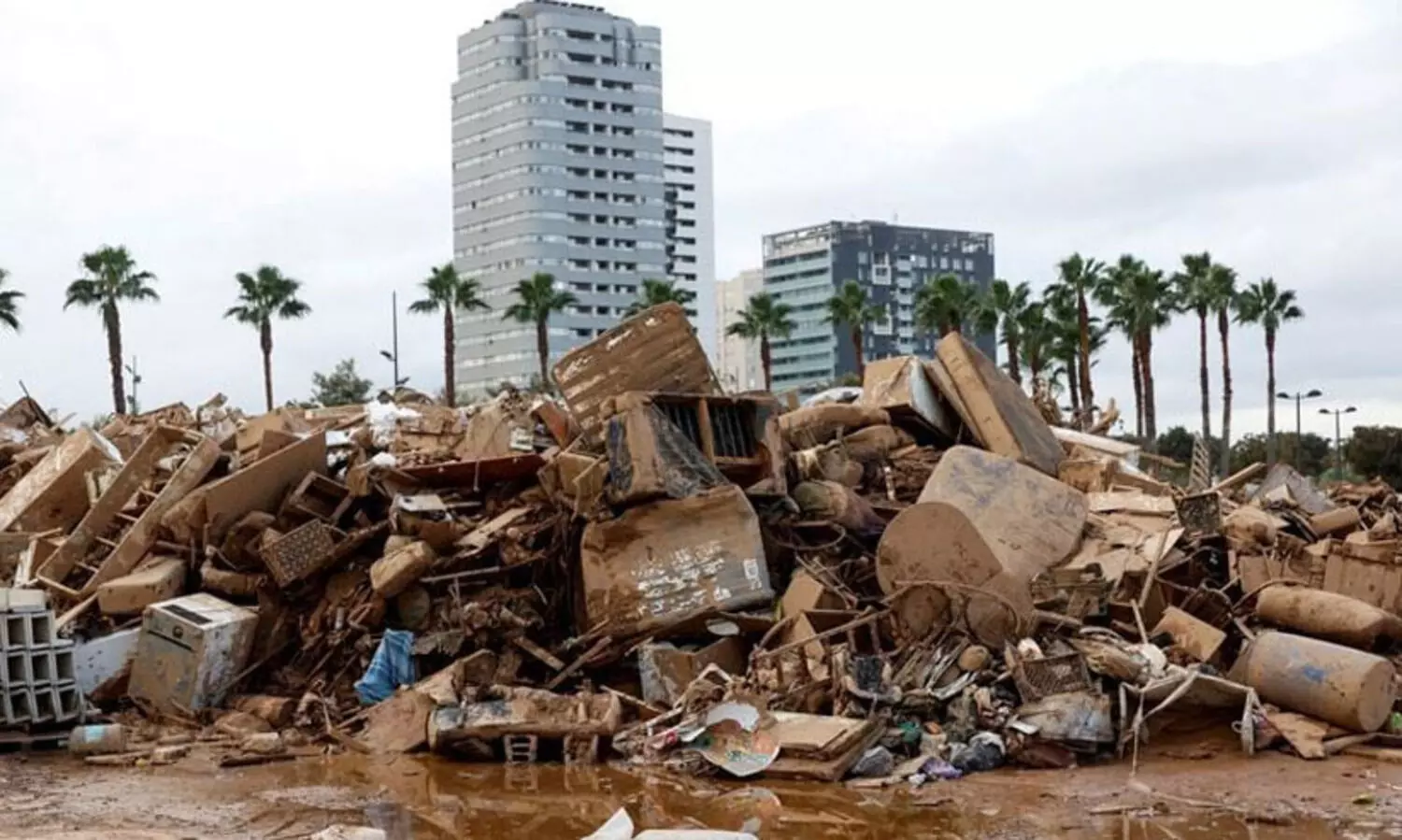 ബഹുജന രോഷമുയരുന്നു; കൂടുതൽ സൈനികരെ   പ്രളയ മേഖലയിലേക്ക് അയച്ച് സ്പെയ്ൻ ഭരണകൂടം