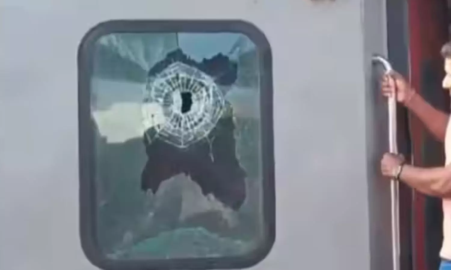 ഒഡീഷയിൽ ട്രെയിനിന് നേർക്ക് അജ്ഞാതർ വെടിയുതിർത്തു