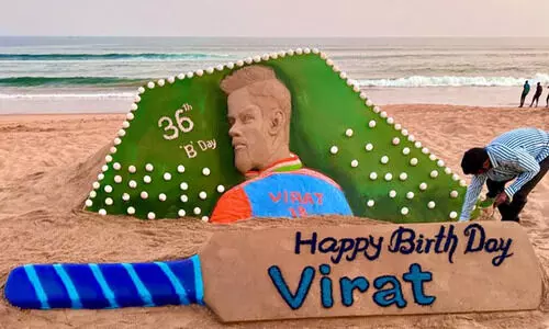 കോഹ്‌ലിക്ക് പിറന്നാൾ സമ്മാനം: പുരി ബീച്ചിൽ മണൽ ശിൽപമൊരുക്കി കലാകാരൻ സുദർശൻ പട്നായിക്; വിഡിയോ