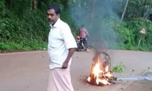 പത്രവിതരണത്തിനിടെ ഏജന്‍റിന്‍റെ ഇലക്ട്രിക് സ്കൂട്ടർ കത്തി നശിച്ചു