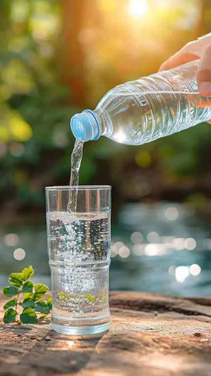 വെള്ളം കൂടുതൽ കുടിച്ചാലും പ്രശ്നമാണ്; ഒരുപാട് ആരോഗ്യപ്രശ്നങ്ങളുണ്ടാകാൻ കാരണം ഇത് മതി