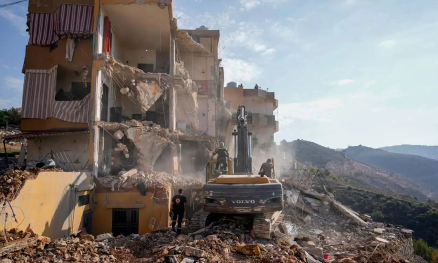 ഇ​സ്രാ​യേ​ൽ ബോംബിട്ട് തകർത്ത ല​ബ​നാ​നി​ലെ കെട്ടിടത്തിൽ നിന്ന് കണ്ടെടുത്തത് 30 മൃ​ത​ദേ​ഹ​ങ്ങ​ൾ