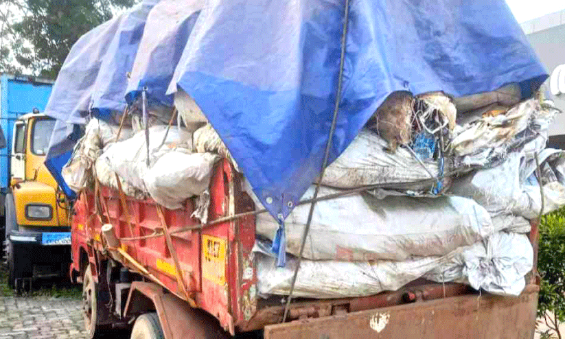 മാലിന്യം തള്ളാൻ കൊണ്ടുവന്ന വാഹനം ആരോഗ്യവിഭാഗം പിടികൂടി