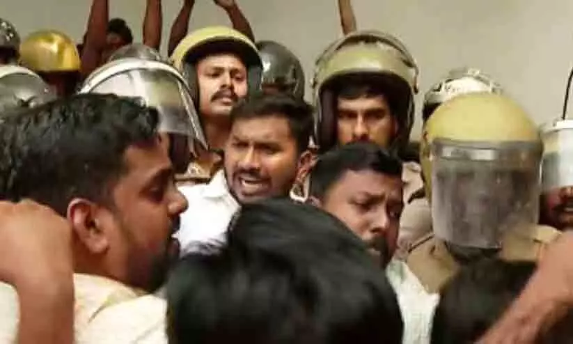 പൊലീസിന്റെ പാതിരാ റെയ്ഡ്: കോൺഗ്രസിന്റെ പാലക്കാട് എസ്.പി ഓഫിസ് മാർച്ചിൽ സംഘർഷം പൊലീസിന്റെ പാതിരാ റെയ്ഡ്: കോൺഗ്രസിന്റെ പാലക്കാട് എസ്.പി ഓഫിസ് മാർച്ചിൽ സംഘർഷം