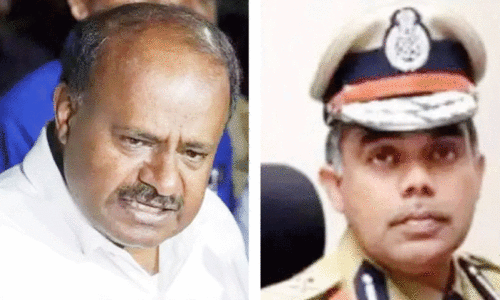 കേ​ന്ദ്ര മ​ന്ത്രി കു​മാ​ര​സ്വാ​മി​ക്കും മ​ക​ൻ നി​ഖി​ലി​നു​മെ​തി​രെ കേ​സ്