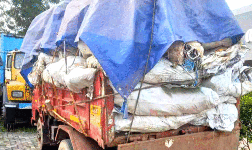 മാലിന്യം തള്ളാൻ കൊണ്ടുവന്ന വാഹനം ആരോഗ്യവിഭാഗം പിടികൂടി