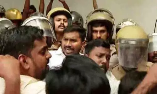 പൊലീസിന്റെ പാതിരാ റെയ്ഡ്: കോൺഗ്രസിന്റെ പാലക്കാട് എസ്.പി ഓഫിസ് മാർച്ചിൽ സംഘർഷം പൊലീസിന്റെ പാതിരാ റെയ്ഡ്: കോൺഗ്രസിന്റെ പാലക്കാട് എസ്.പി ഓഫിസ് മാർച്ചിൽ സംഘർഷം