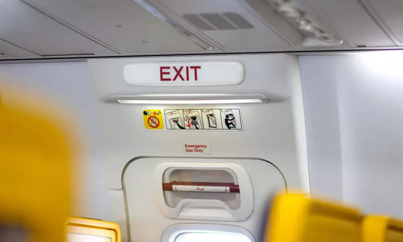 വിമാനത്തിലെ എമർജൻസി വാതിൽ തുറക്കാൻ ശ്രമം; അക്രമിയെ തടഞ്ഞ് സഹയാത്രികർ -വിഡിയോ