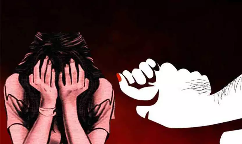 ആദ്യം ഓട്ടോ ഡ്രൈവർ, പിന്നീട് ഐ.ടി ഉദ്യോഗസ്ഥർ; അമ്മയോട് വഴക്കിട്ട് വീട് വിട്ടിറങ്ങിയ 16കാരിയെ കൂട്ടബലാത്സംഗത്തിനിരയാക്കി ആദ്യം ഓട്ടോ ഡ്രൈവർ, പിന്നീട് ഐ.ടി ഉദ്യോഗസ്ഥർ; അമ്മയോട് വഴക്കിട്ട് വീട് വിട്ടിറങ്ങിയ 16കാരിയെ കൂട്ടബലാത്സംഗത്തിനിരയാക്കി