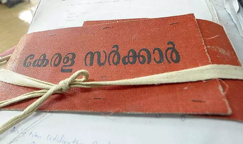 27,902 കോടി രൂപയുടെ കുടിശ്ശിക പിരിക്കുന്നില്ല, പക്ഷേ, സർക്കാർ സേവനങ്ങൾക്ക് ഫീസ് കൂട്ടുന്നു 27,902 കോടി രൂപയുടെ കുടിശ്ശിക പിരിക്കുന്നില്ല, പക്ഷേ, സർക്കാർ സേവനങ്ങൾക്ക് ഫീസ് കൂട്ടുന്നു