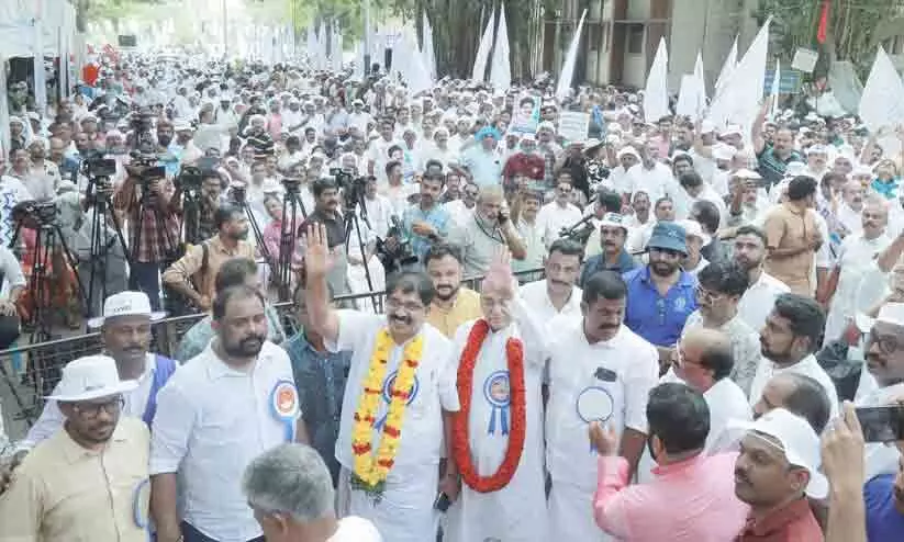 കേന്ദ്ര സർക്കാരിന്റെ നയങ്ങൾക്കെതിരെ രാജ്ഭവനിലേക്ക് വ്യാപാരി മാർച്ച് കേന്ദ്ര സർക്കാരിന്റെ നയങ്ങൾക്കെതിരെ രാജ്ഭവനിലേക്ക് വ്യാപാരി മാർച്ച്