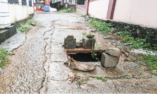 യാത്രക്കാർ സൂക്ഷിക്കുക; ഓടകള്‍ക്കു മുകളില്‍ തകര്‍ന്ന സ്ലാബുകള്‍