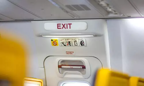 വിമാനത്തിലെ എമർജൻസി വാതിൽ തുറക്കാൻ ശ്രമം; അക്രമിയെ തടഞ്ഞ് സഹയാത്രികർ -വിഡിയോ