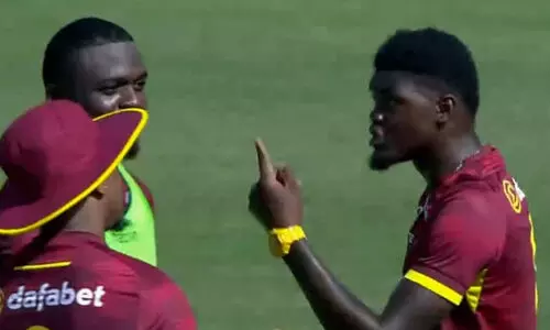 ഇങ്ങനെയൊന്ന് ഇതുവരെ കണ്ടിട്ടില്ല! ക്യാപ്റ്റനുമായി ഭിന്നത; കളിക്കിടെ ഗ്രൗണ്ട് വിട്ട് വിൻഡീസ് പേസർ