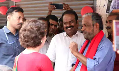 പ്രചാരണത്തിനിടെ കണ്ടുമുട്ടി സത്യൻ മൊകേരിയും പ്രിയങ്ക ഗാന്ധിയും; ഹസ്തദാനം നൽകി ആശംസകൾ നേർന്നു