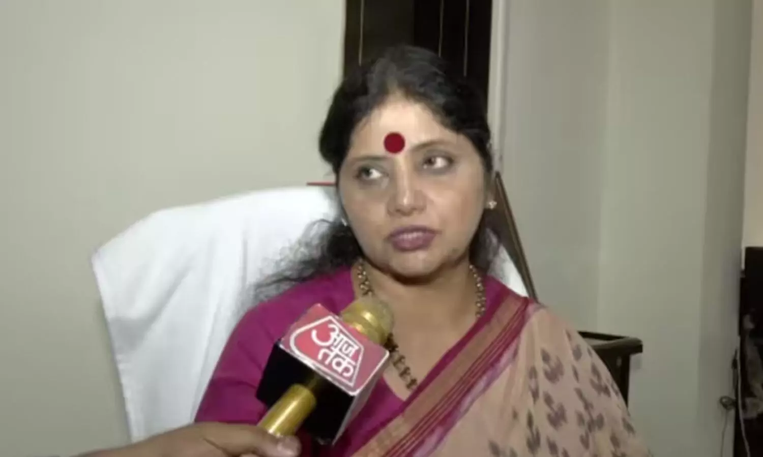 പുരുഷൻമാർ സ്ത്രീകളുടെ വസ്ത്രം തുന്നുകയോ മുടിവെട്ടുകയോ ചെയ്യരുത്; വിവാദ നിർദേശവുമായി യു.പി വനിത കമീഷൻ