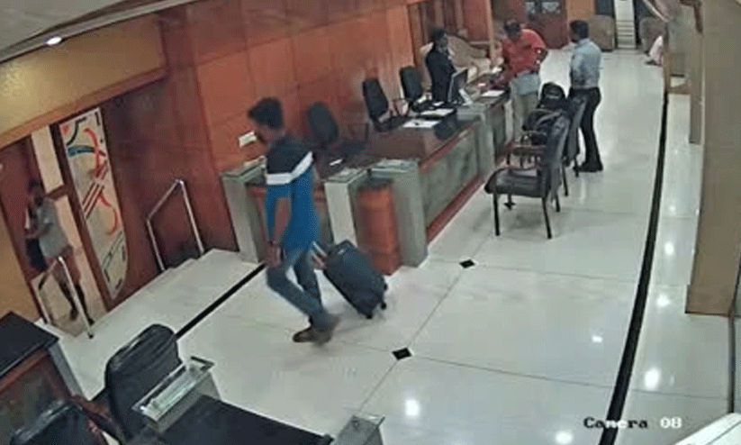 പാല​​ക്കാട്ടെ പരിശോധന: വാദങ്ങളിൽ ഇടർച്ച, പെട്ടിയിൽ പെട്ട്​ സി.പി.എം