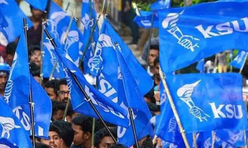 രാഹുൽ മാങ്കുട്ടത്തിലിനും ഫെന്നി നൈനാനും പിന്തുണയുമായി കെ.എസ്.യു രാഹുൽ മാങ്കുട്ടത്തിലിനും ഫെന്നി നൈനാനും പിന്തുണയുമായി കെ.എസ്.യു