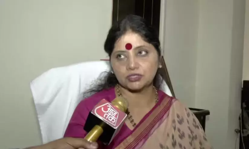 പുരുഷൻമാർ സ്ത്രീകളുടെ വസ്ത്രം തുന്നുകയോ മുടിവെട്ടുകയോ ചെയ്യരുത്; വിവാദ നിർദേശവുമായി യു.പി വനിത കമീഷൻ പുരുഷൻമാർ സ്ത്രീകളുടെ വസ്ത്രം തുന്നുകയോ മുടിവെട്ടുകയോ ചെയ്യരുത്; വിവാദ നിർദേശവുമായി യു.പി വനിത കമീഷൻ