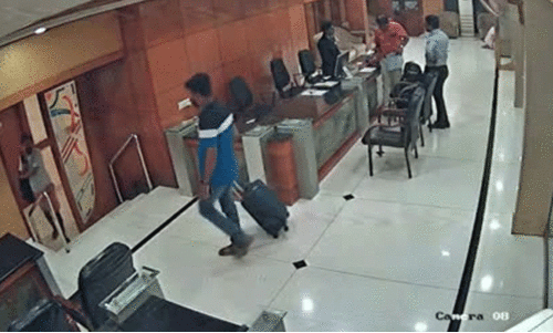 പാല​​ക്കാട്ടെ പരിശോധന: വാദങ്ങളിൽ ഇടർച്ച, പെട്ടിയിൽ പെട്ട്​ സി.പി.എം