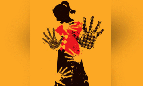 സെ​ൽ​ഫി​ എടു​ക്കു​ന്ന​തി​നി​ടെ സ്പ​ർ​ശി​ച്ചു; കു​ട്ടി​ക്കെ​തി​രെ പ​രാ​തി​യു​മാ​യി യു​വ​തി