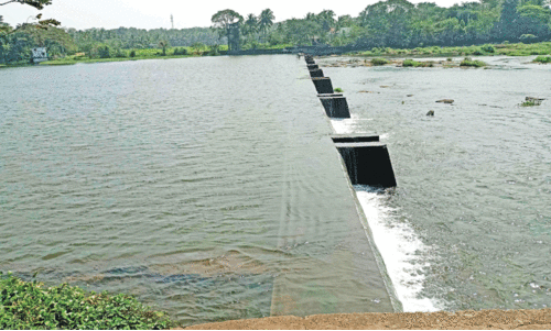 കാ​ത്തി​രി​പ്പി​ന് ഒ​ന്ന​ര പ​തി​റ്റാ​ണ്ട്; ഞാ​വ​ളി​ൻ ക​ട​വ് മേ​ൽ​പാ​ലം എ​ന്ന് വ​രും?