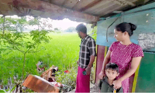 അക്രമികൾ ത​ട്ടു​ക​ട ത​ക​ർ​ത്തു