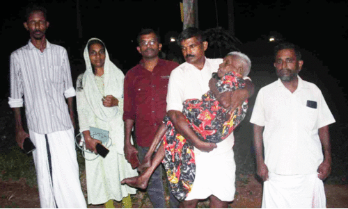 നൂറു വയസ്സുള്ള വയോധികയെ വീട്ടിൽ പൂട്ടി മക്കൾ സ്ഥലംവിട്ടു നൂറു വയസ്സുള്ള വയോധികയെ വീട്ടിൽ പൂട്ടി മക്കൾ സ്ഥലംവിട്ടു