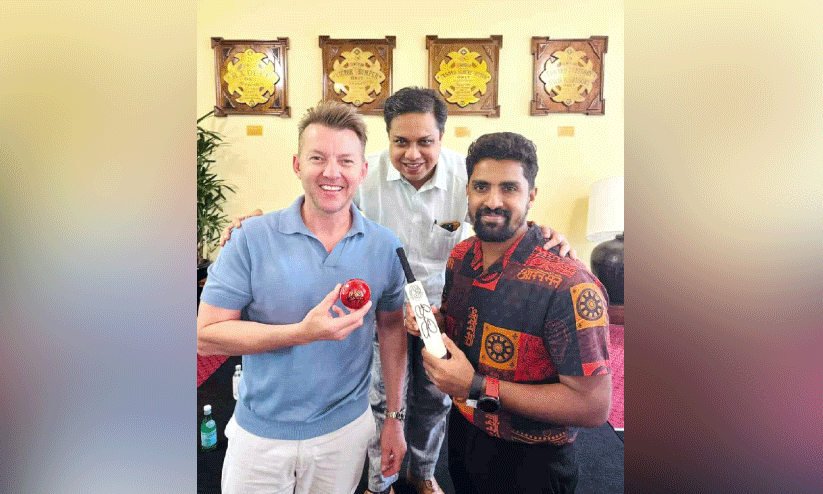 ബ്രെറ്റ് ലീയുടെ കൈയൊപ്പ് ചാർത്തിയ ക്രിക്കറ്റ് ബാളും ബാറ്റും തലശ്ശേരിക്ക്