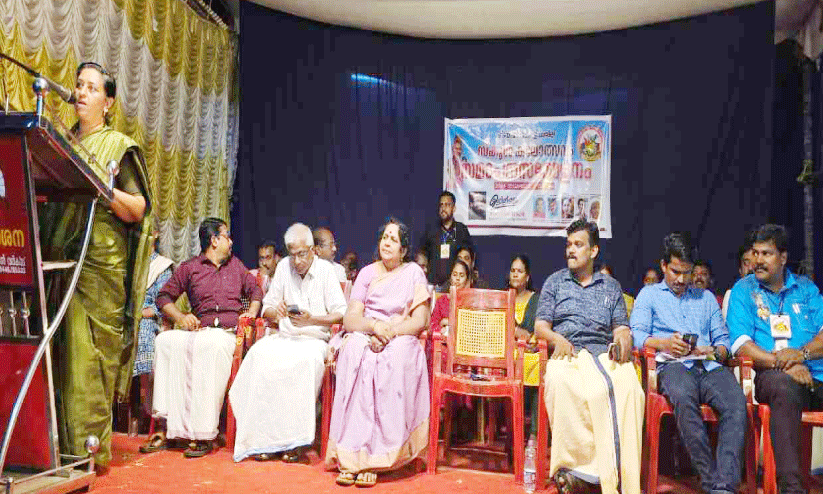 ചടയമംഗലം ഉപജില്ല കലോത്സവം; ജേതാക്കൾക്ക്​ നൽകിയ ട്രോഫിയെച്ചൊല്ലി വിവാദം