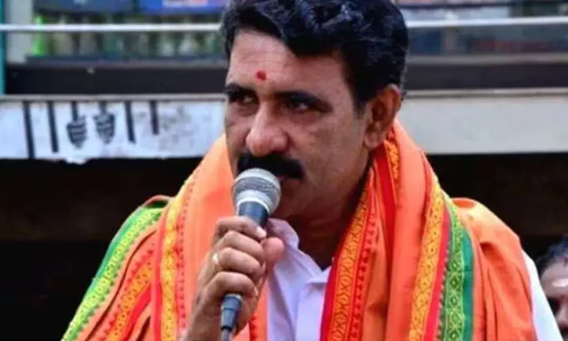 വാവര് സ്വാമിയെ അധിക്ഷേപിച്ച് ബി. ഗോപാലകൃഷ്ണൻ; ‘പതിനെട്ടാം പടിക്കു താഴെയൊരു ചങ്ങായി ഇരിപ്പുണ്ട്...’ വാവര് സ്വാമിയെ അധിക്ഷേപിച്ച് ബി. ഗോപാലകൃഷ്ണൻ; ‘പതിനെട്ടാം പടിക്കു താഴെയൊരു ചങ്ങായി ഇരിപ്പുണ്ട്...’