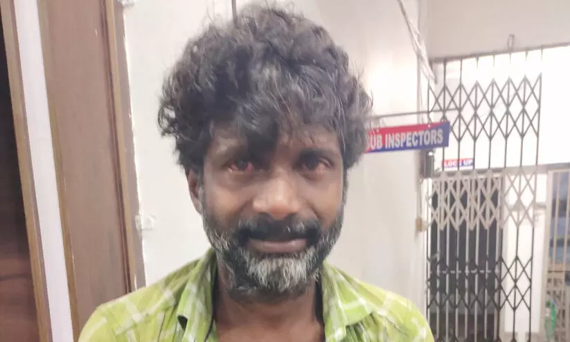 വാക്കത്തി വീശിയ വെട്ടുകേസ് പ്രതിയെ കുരുമുളക് സ്പ്രേ ചെയ്ത് പൊലീസ് കീഴ്പ്പെടുത്തി വാക്കത്തി വീശിയ വെട്ടുകേസ് പ്രതിയെ കുരുമുളക് സ്പ്രേ ചെയ്ത് പൊലീസ് കീഴ്പ്പെടുത്തി