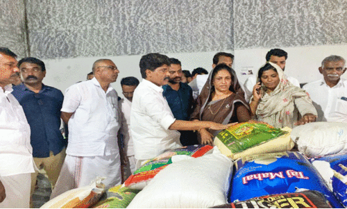 ദുരന്തബാധിതർക്ക് പുഴുവരിച്ച ഭക്ഷ്യക്കിറ്റ്; അണയാതെ പ്രതിഷേധം ദുരന്തബാധിതർക്ക് പുഴുവരിച്ച ഭക്ഷ്യക്കിറ്റ്; അണയാതെ പ്രതിഷേധം