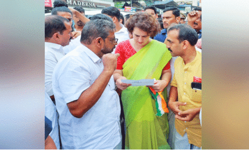 ചു​രം ബൈ​പാ​സ്; പ്രി​യ​ങ്ക ഗാ​ന്ധി​ക്ക് നി​വേ​ദ​നം ന​ൽ​കി