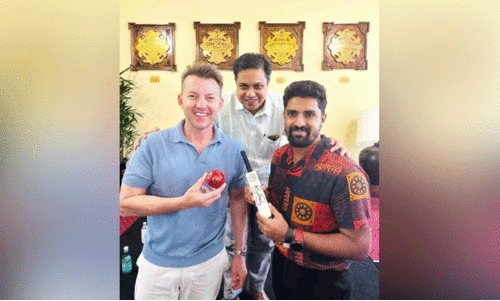 ബ്രെറ്റ് ലീയുടെ കൈയൊപ്പ് ചാർത്തിയ ക്രിക്കറ്റ് ബാളും ബാറ്റും തലശ്ശേരിക്ക്