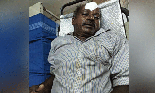 ട്രെ​യി​നി​നു നേ​രെ ക​ല്ലേ​റ്; യാ​ത്ര​ക്കാ​ര​ന് ഗു​രു​ത​ര പ​രി​ക്ക്