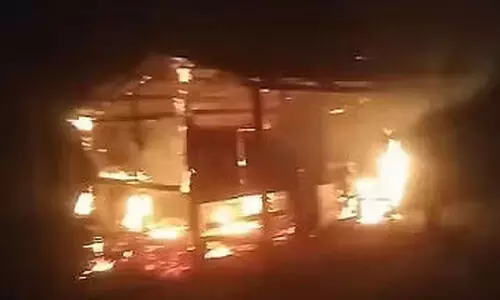 മണിപ്പൂരിൽ മൂന്ന് കുട്ടികളുടെ മാതാവിനെ   ബലാത്സംഗം ചെയ്ത് ജീവനോടെ കത്തിച്ചു; 20 വീടുകൾ ചുട്ടെരിച്ചു