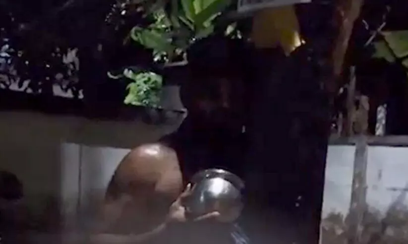 യുവാവിനെ സ്ത്രീ സുഹൃത്തിന്റെ വീട്ടിൽനിന്ന് വിളിച്ചിറക്കി നഗ്നനാക്കി കെട്ടിയിട്ട് മർദിച്ചു; നാലുപേർ അറസ്റ്റിൽ യുവാവിനെ സ്ത്രീ സുഹൃത്തിന്റെ വീട്ടിൽനിന്ന് വിളിച്ചിറക്കി നഗ്നനാക്കി കെട്ടിയിട്ട് മർദിച്ചു; നാലുപേർ അറസ്റ്റിൽ