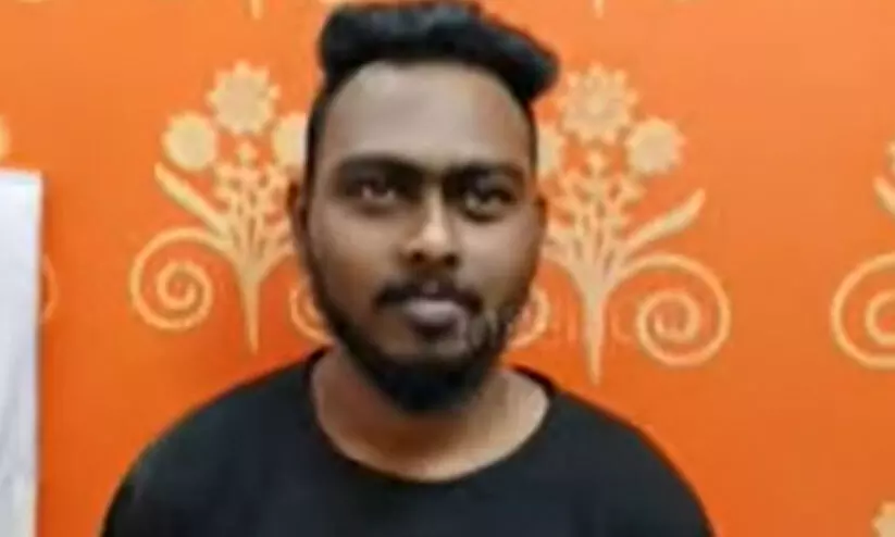 മുലയൂട്ടുന്ന യുവതിയുടെ ഫോട്ടോ എടുക്കാൻ ശ്രമം: യുവാവ് പിടിയിൽ