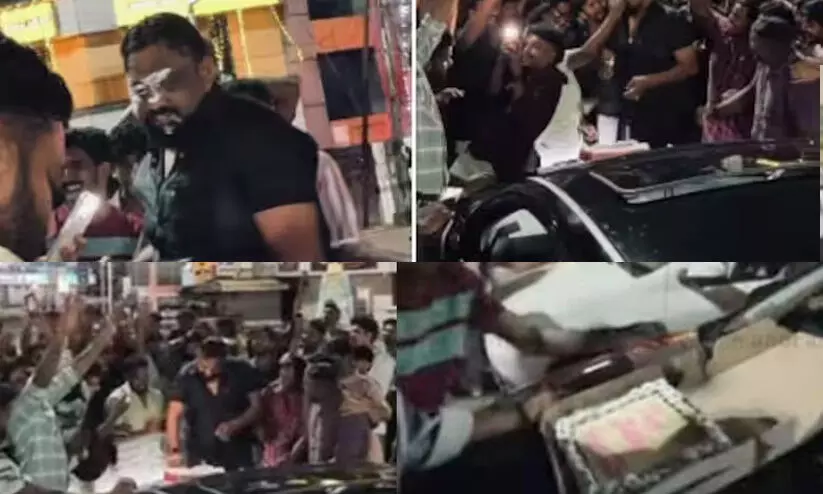 കാർ റാലിയുമായി നടുറോഡിൽ വഴിതടഞ്ഞ് ഡി.വൈ.എഫ്.ഐ പ്രവർത്തകന്റെ പിറന്നാളാഘോഷം കാർ റാലിയുമായി നടുറോഡിൽ വഴിതടഞ്ഞ് ഡി.വൈ.എഫ്.ഐ പ്രവർത്തകന്റെ പിറന്നാളാഘോഷം