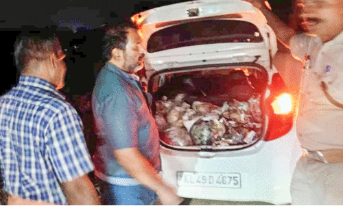 മ​ങ്ക​ര​യി​ൽ മാ​ലി​ന്യം ത​ള്ളി​യ വാ​ഹ​നം പി​ടി​കൂ​ടി; ര​ണ്ടു പേ​ർ അ​റ​സ്റ്റി​ൽ