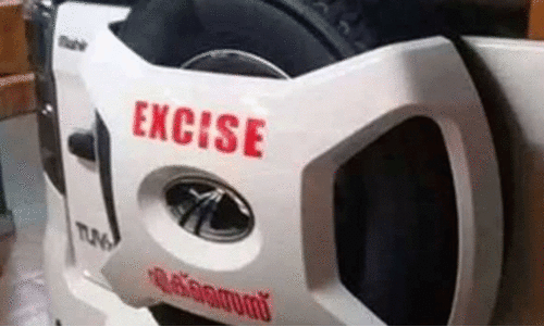 സ്കൂട്ടറിൽ കടത്താൻ ശ്രമിച്ച സ്പിരിറ്റ് എക്സൈസ് പിടികൂടി സ്കൂട്ടറിൽ കടത്താൻ ശ്രമിച്ച സ്പിരിറ്റ് എക്സൈസ് പിടികൂടി