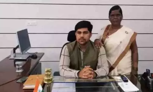 പോളിയോ തളർത്തിയ കാലുമായി തെരുവിൽ വളകൾ വിറ്റ് കുടുംബം പോറ്റി; ഉള്ളതെല്ലാം സ്വരുക്കൂട്ടി പഠിപ്പിച്ച അമ്മക്ക് ഐ.എ.എസ് വിജയം സമ്മാനിച്ച മകൻ പോളിയോ തളർത്തിയ കാലുമായി തെരുവിൽ വളകൾ വിറ്റ് കുടുംബം പോറ്റി; ഉള്ളതെല്ലാം സ്വരുക്കൂട്ടി പഠിപ്പിച്ച അമ്മക്ക് ഐ.എ.എസ് വിജയം സമ്മാനിച്ച മകൻ