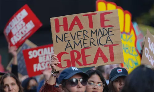 ന്യൂയോർക്ക് മുതൽ സിയാറ്റിൽ വരെ; യു.എസിൽ ഉടനീളം ട്രംപിനെതിരെ വൻ പ്രതിഷേധം