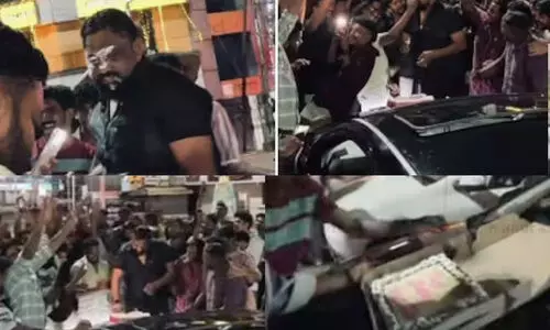 കാർ റാലിയുമായി നടുറോഡിൽ വഴിതടഞ്ഞ് ഡി.വൈ.എഫ്.ഐ പ്രവർത്തകന്റെ പിറന്നാളാഘോഷം