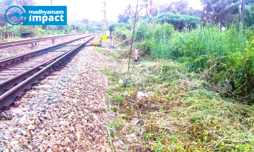 ശാസ്താംകോട്ട റെയിൽവേ ട്രാക്കിനോട് ചേർന്ന കാട് വൃത്തിയാക്കി
